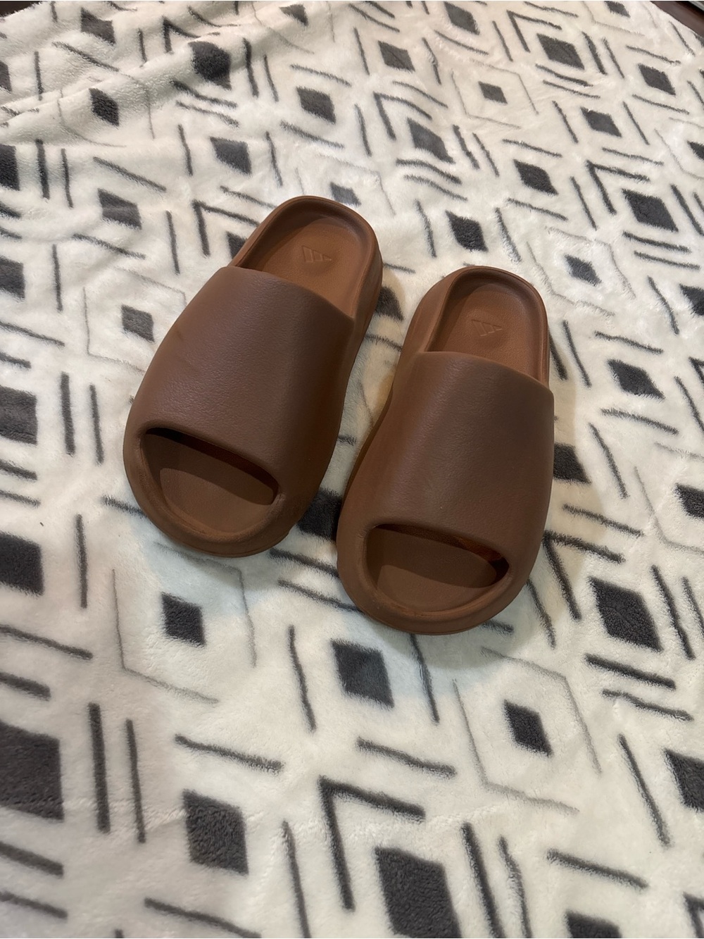 Brown yezzy slides